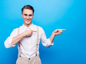 男性が指を指して説明をしようとしている